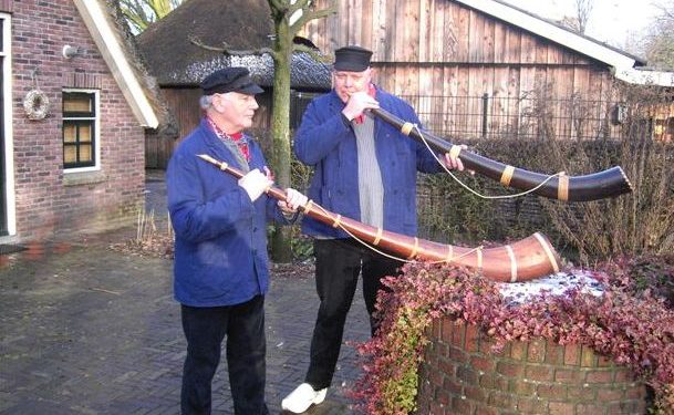 De Midwinterhoorn, oeroude vertolker van een sterk verlangen naar het voorjaarslicht. holterbroek canadese begraafplaats 